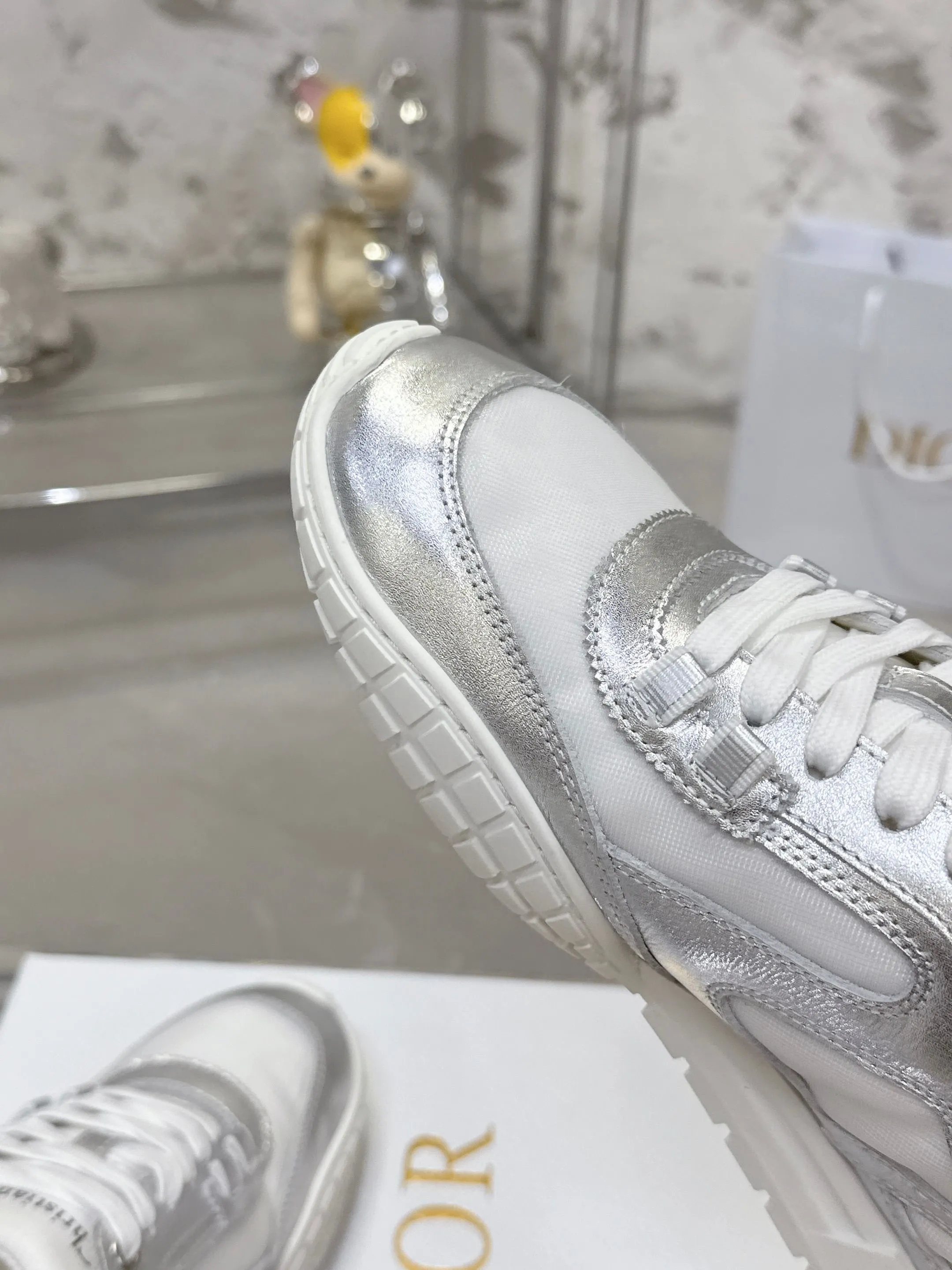Factory price 640💰 Top version! ! ! Dior Tech sneakers Dior Tech is newly launched, with exquisite color matching and autumn and winter atmosphere. This Dior Tech sneaker is a new product in the 2026 early spring ready-to-wear series. It is equipped with fashionable details and highlights the retro aesthetics. Made of calfskin and suede calfskin upper with transparent mesh side panels and ChristianDior Paris signature on the heel and tongue. A textured, tonal Dior signature sole adds couture style. Upper material: Textile, cowhide split leather, cowhide leather with Christian Dior Paris logo on the heel and tongue Textured Dior logo rubber sole embellished with Christian Dior's lucky star symbol! Size 35-46 (40 for women, 41 for men, 38.45.46, custom made and non-refundable)